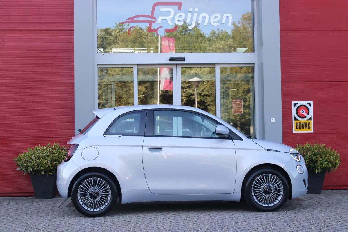 1.0 Hybrid 65PK TORINO LAUNCH EDITION | DRAADLOZE APPLE CARPLAY/ANDROID AUTO | PARKEERSESOREN ACHTER | 16" LICHTMETALEN VELGEN "BURNISHED" | LED KOPLAMPEN "INFINITY" | CLIMATE CONTROL | DAB+