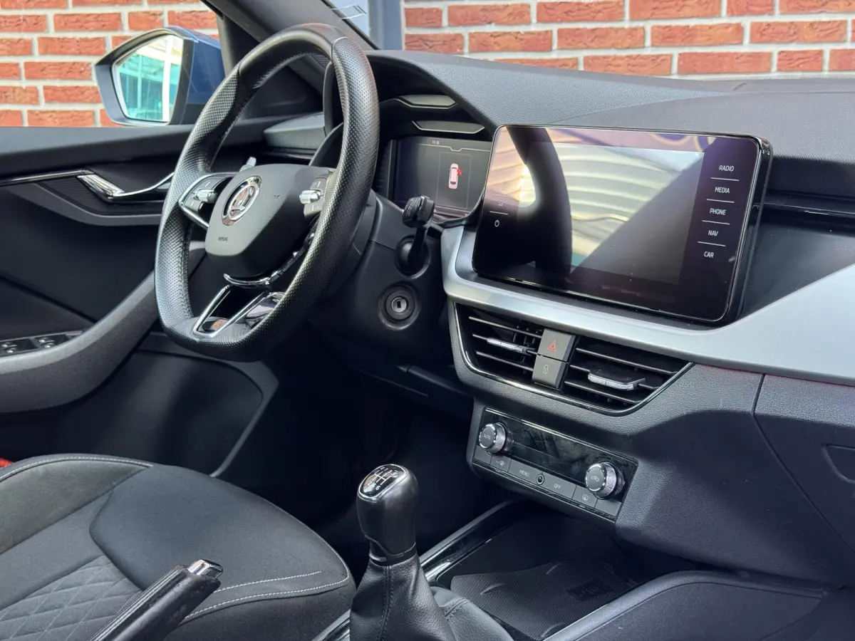 1.0 TSI Sport Business | Trekhaak wegklapbare | Navi/Carplay/Andriod | Achteruitrijcamera | Parkeersensoren | NL-auto |