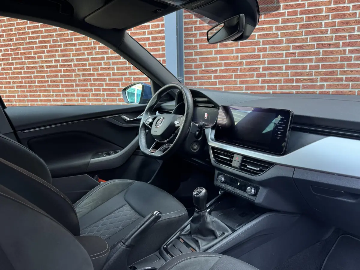 1.0 TSI Sport Business | Trekhaak wegklapbare | Navi/Carplay/Andriod | Achteruitrijcamera | Parkeersensoren | NL-auto |