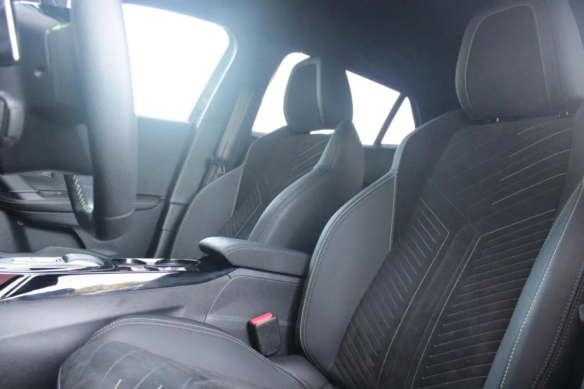 1.2 Hybrid 145PK AUTOMAAT GT PACK | ELEKTRISCH BEDIENBARE BESTUURDERSSTOEL | NAVIGATIE | FULL LED KOPLAMPEN | DRAADLOZE APPLE CARPLAY/ANDROID AUTO | ADAPTIVE CRUISE CONTROL | CAMERA VOOR + A