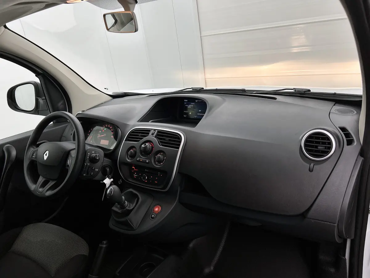 1.5 DCi Euro6 81PK Comfort / Schuifdeur+Raam / Trekhaak / Airco / Pdc./ Navigatie / Radio multimedia / Apk 01-2027