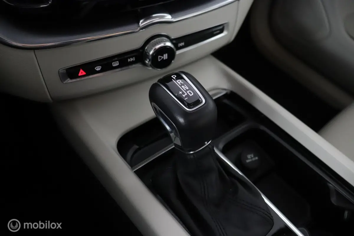 2.0 T6 AWD Momentum | Keyless | BLISS | Verwarmbare stoelen & Stuurwiel | Harman Kardon | Camera