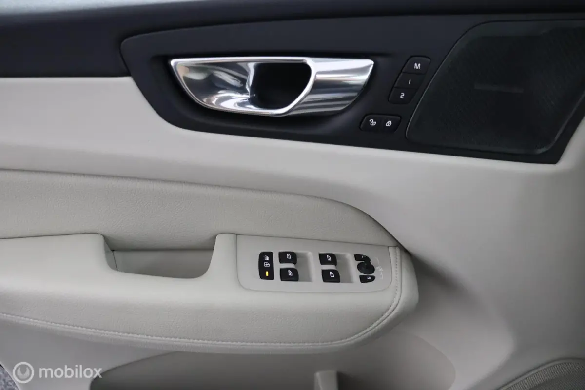 2.0 T6 AWD Momentum | Keyless | BLISS | Verwarmbare stoelen & Stuurwiel | Harman Kardon | Camera