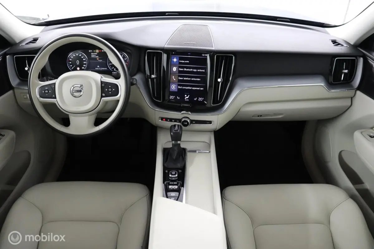 2.0 T6 AWD Momentum | Keyless | BLISS | Verwarmbare stoelen & Stuurwiel | Harman Kardon | Camera