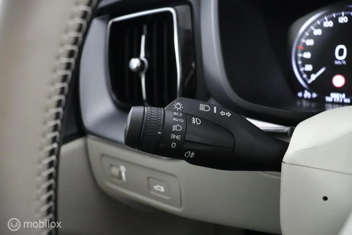 2.0 T6 AWD Momentum | Keyless | BLISS | Verwarmbare stoelen & Stuurwiel | Harman Kardon | Camera