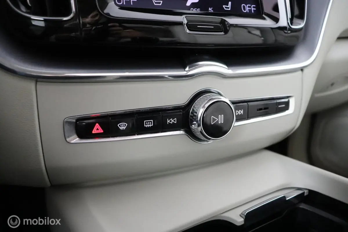 2.0 T6 AWD Momentum | Keyless | BLISS | Verwarmbare stoelen & Stuurwiel | Harman Kardon | Camera