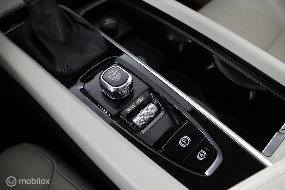 2.0 T6 AWD Momentum | Keyless | BLISS | Verwarmbare stoelen & Stuurwiel | Harman Kardon | Camera
