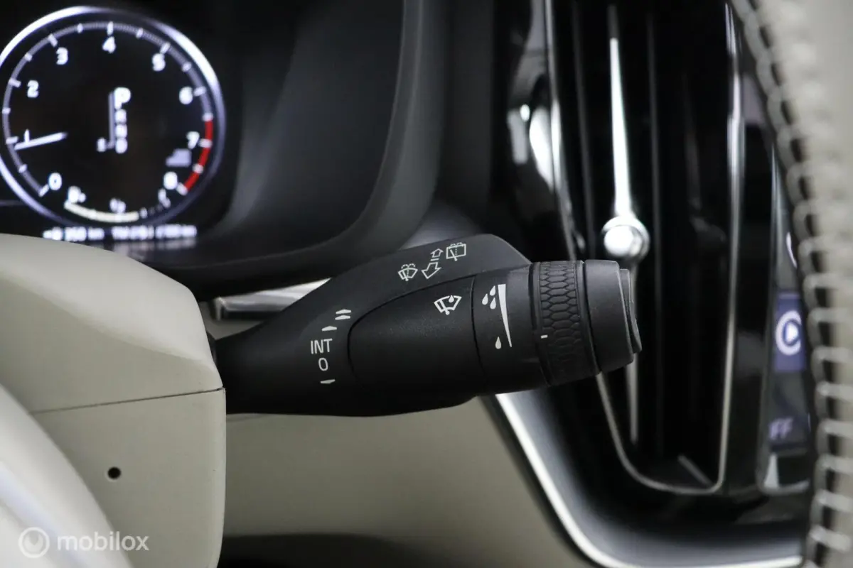 2.0 T6 AWD Momentum | Keyless | BLISS | Verwarmbare stoelen & Stuurwiel | Harman Kardon | Camera