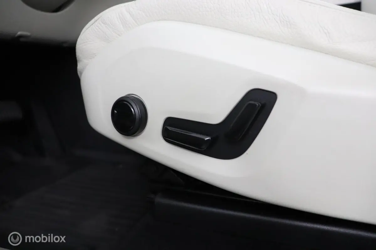 2.0 T6 AWD Momentum | Keyless | BLISS | Verwarmbare stoelen & Stuurwiel | Harman Kardon | Camera