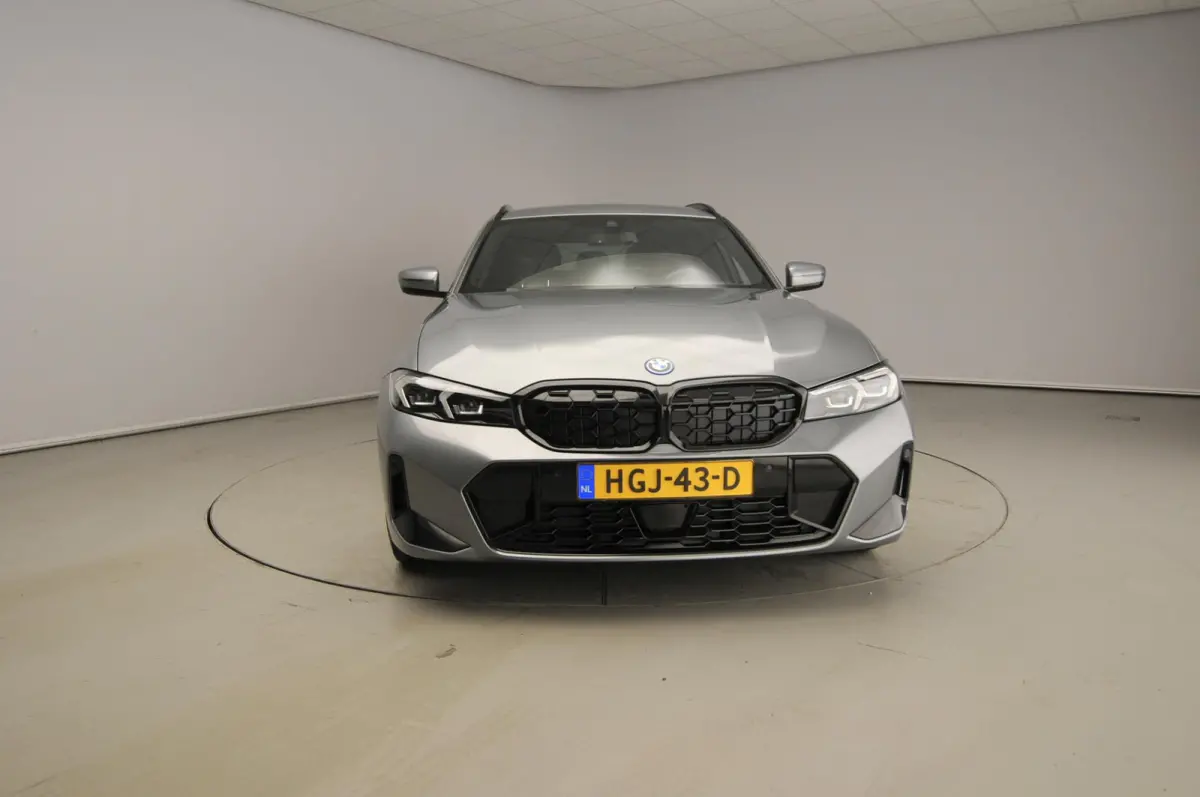 330e | M-Sportpakket | LED | Navigatie | Active cruise | Trekhaak | Sportstoelen | DAB | Hifi speakers | Alu 19 inch