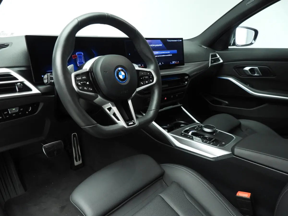 330e | M-Sportpakket | LED | Navigatie | Active cruise | Trekhaak | Sportstoelen | DAB | Hifi speakers | Alu 19 inch