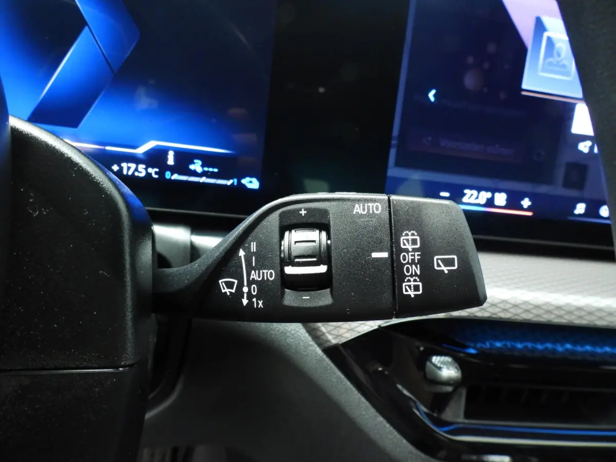 330e | M-Sportpakket | LED | Navigatie | Active cruise | Trekhaak | Sportstoelen | DAB | Hifi speakers | Alu 19 inch