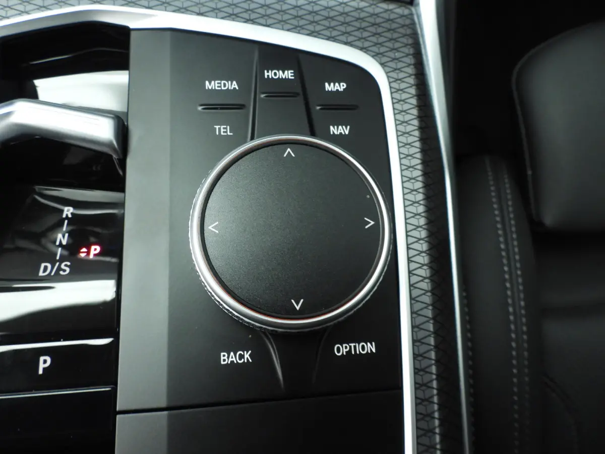 330e | M-Sportpakket | LED | Navigatie | Active cruise | Trekhaak | Sportstoelen | DAB | Hifi speakers | Alu 19 inch
