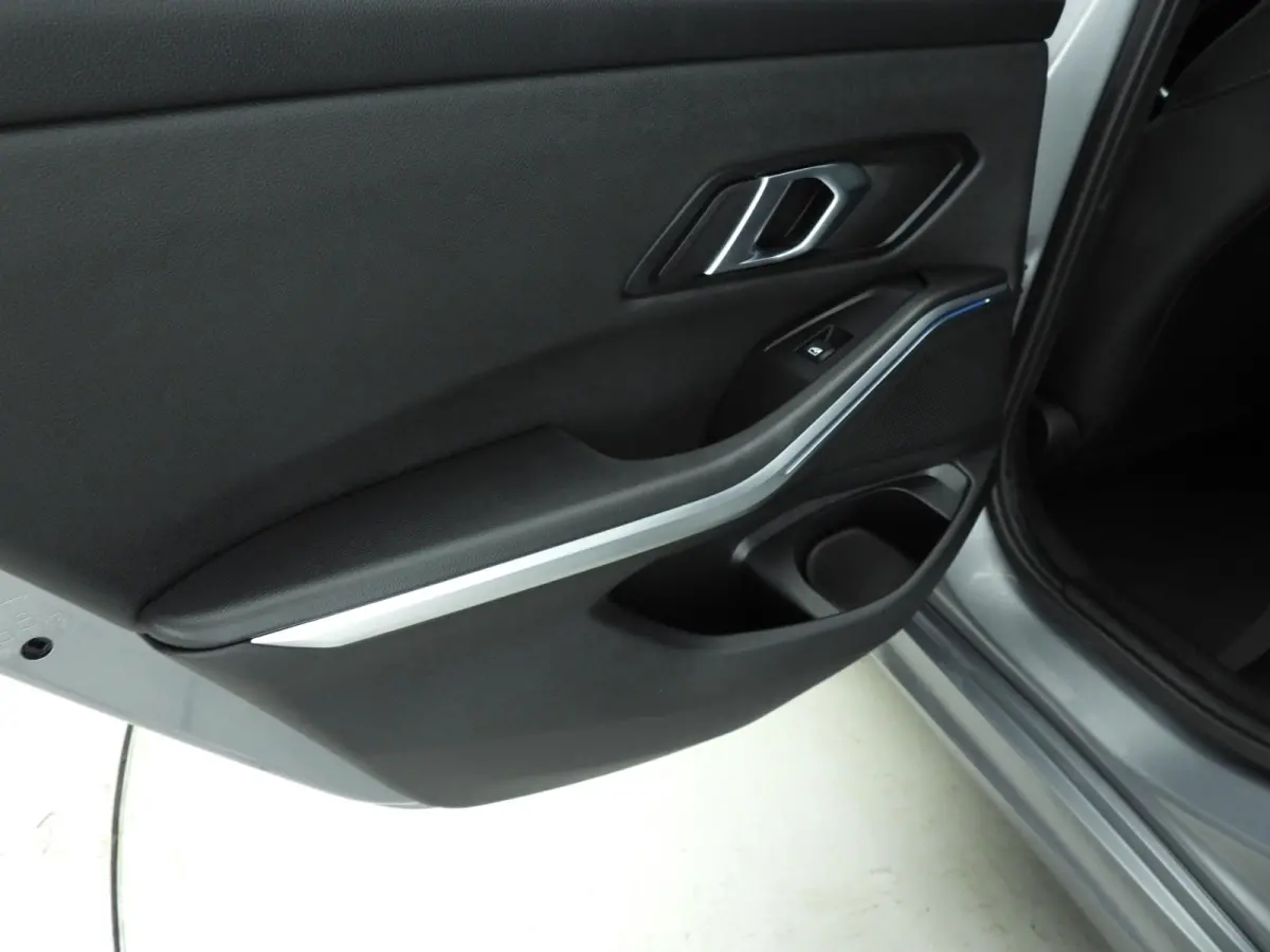 330e | M-Sportpakket | LED | Navigatie | Active cruise | Trekhaak | Sportstoelen | DAB | Hifi speakers | Alu 19 inch