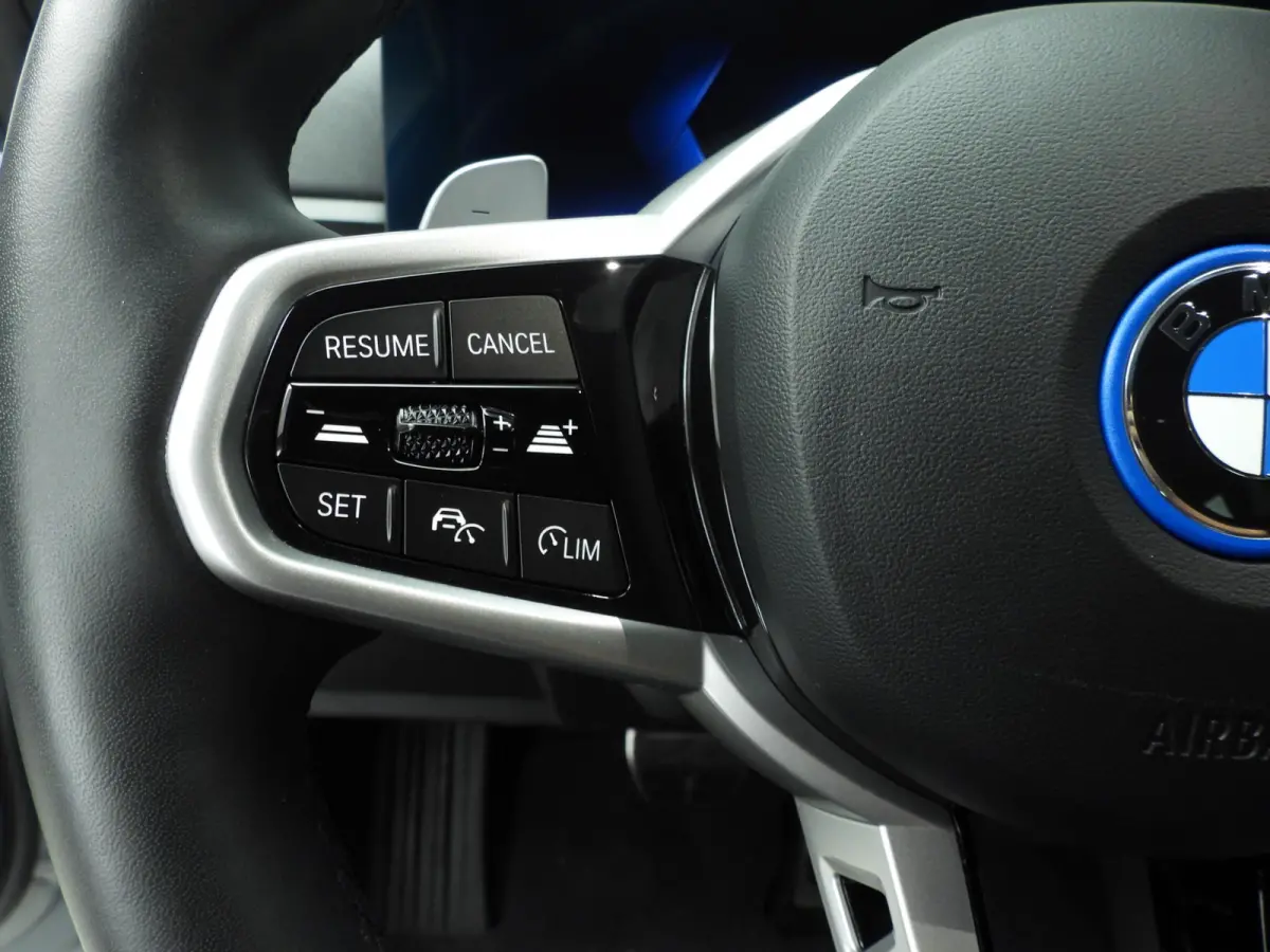330e | M-Sportpakket | LED | Navigatie | Active cruise | Trekhaak | Sportstoelen | DAB | Hifi speakers | Alu 19 inch