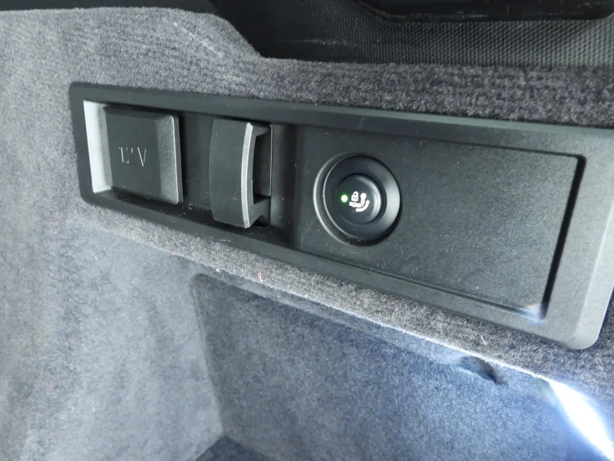 330e | M-Sportpakket | LED | Navigatie | Active cruise | Trekhaak | Sportstoelen | DAB | Hifi speakers | Alu 19 inch