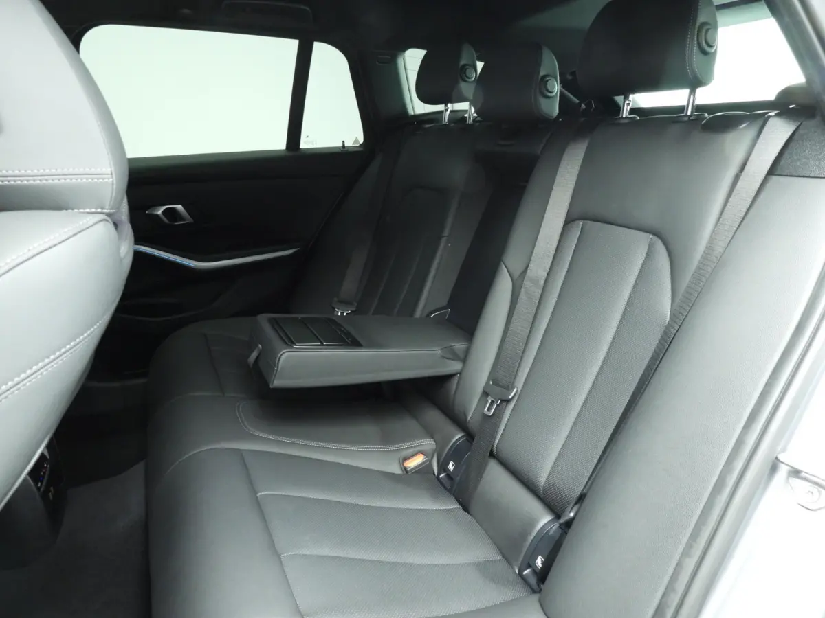 330e | M-Sportpakket | LED | Navigatie | Active cruise | Trekhaak | Sportstoelen | DAB | Hifi speakers | Alu 19 inch