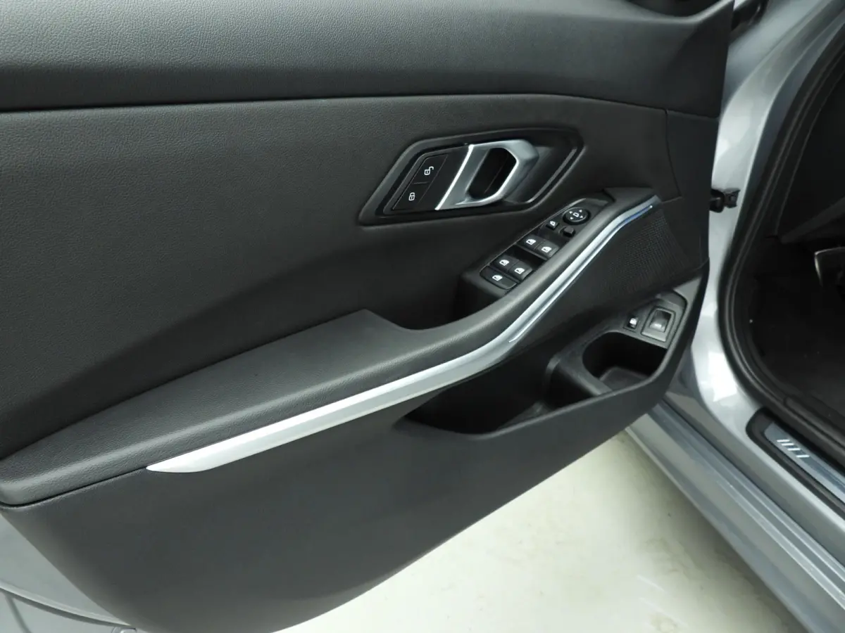 330e | M-Sportpakket | LED | Navigatie | Active cruise | Trekhaak | Sportstoelen | DAB | Hifi speakers | Alu 19 inch