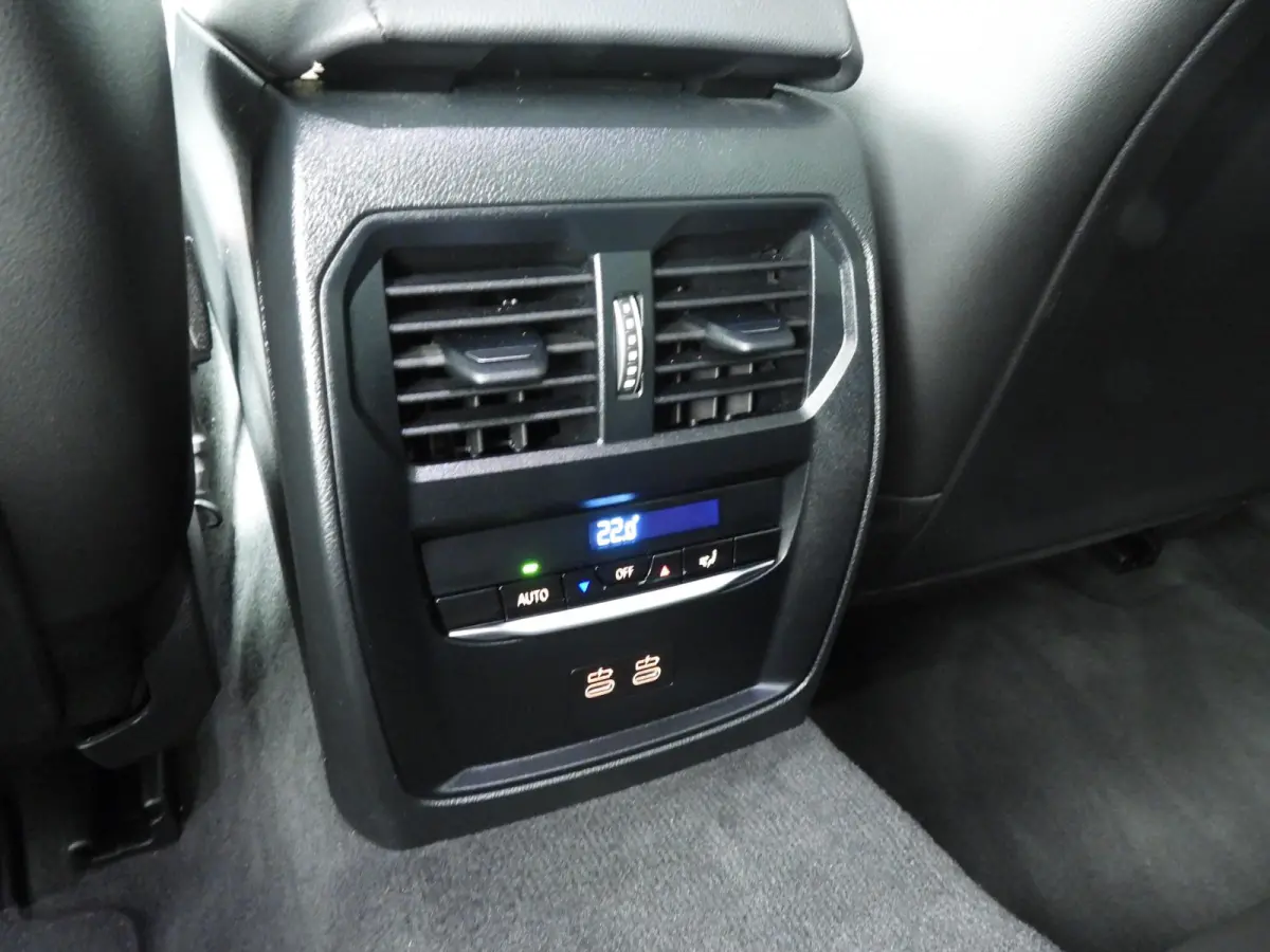 330e | M-Sportpakket | LED | Navigatie | Active cruise | Trekhaak | Sportstoelen | DAB | Hifi speakers | Alu 19 inch