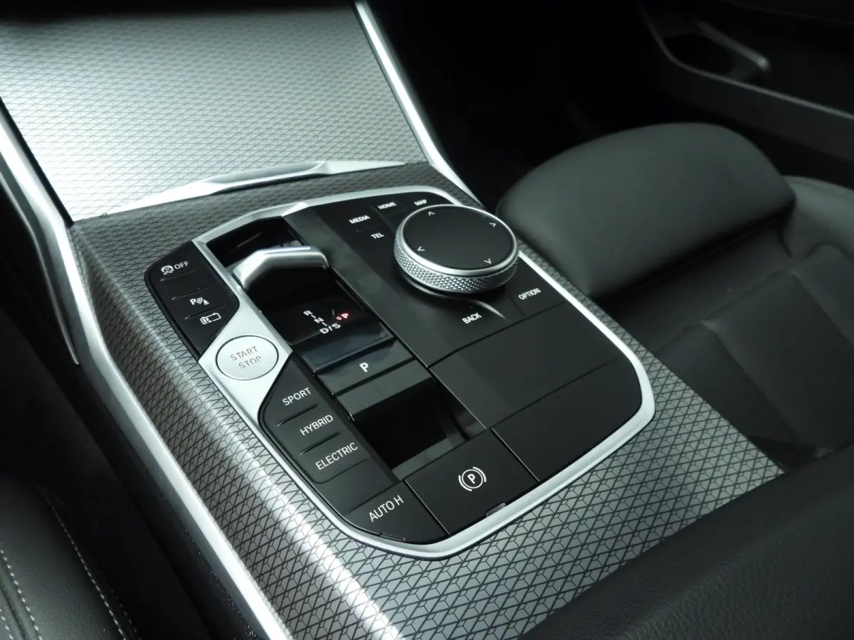 330e | M-Sportpakket | LED | Navigatie | Active cruise | Trekhaak | Sportstoelen | DAB | Hifi speakers | Alu 19 inch