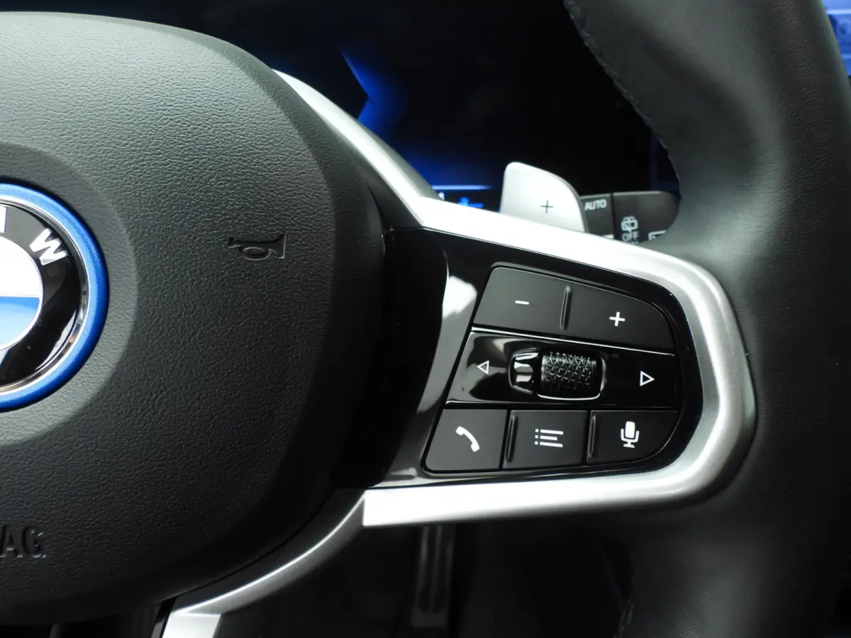 330e | M-Sportpakket | LED | Navigatie | Active cruise | Trekhaak | Sportstoelen | DAB | Hifi speakers | Alu 19 inch