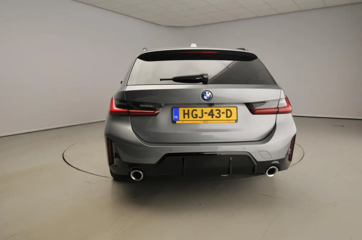 330e | M-Sportpakket | LED | Navigatie | Active cruise | Trekhaak | Sportstoelen | DAB | Hifi speakers | Alu 19 inch