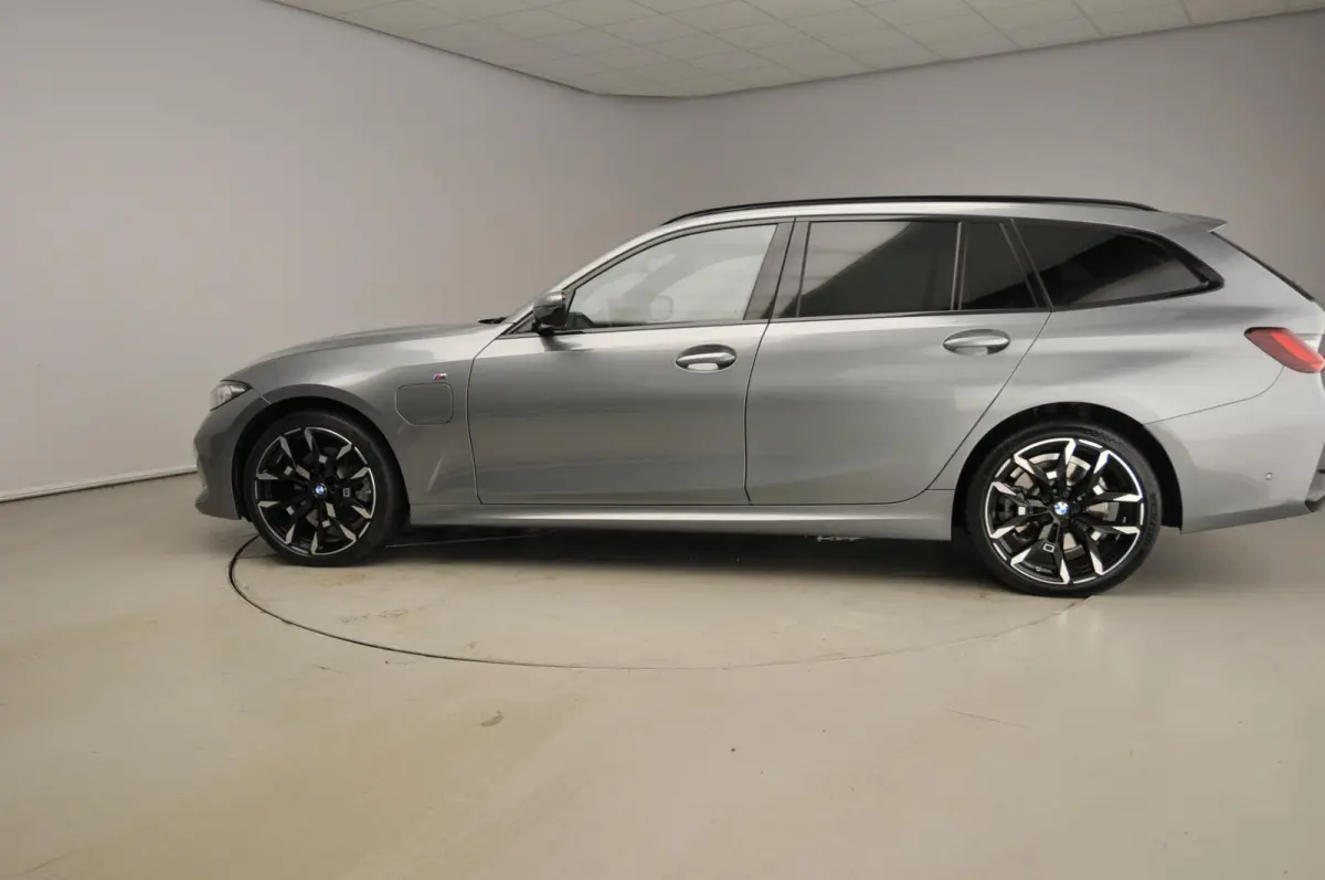 330e | M-Sportpakket | LED | Navigatie | Active cruise | Trekhaak | Sportstoelen | DAB | Hifi speakers | Alu 19 inch