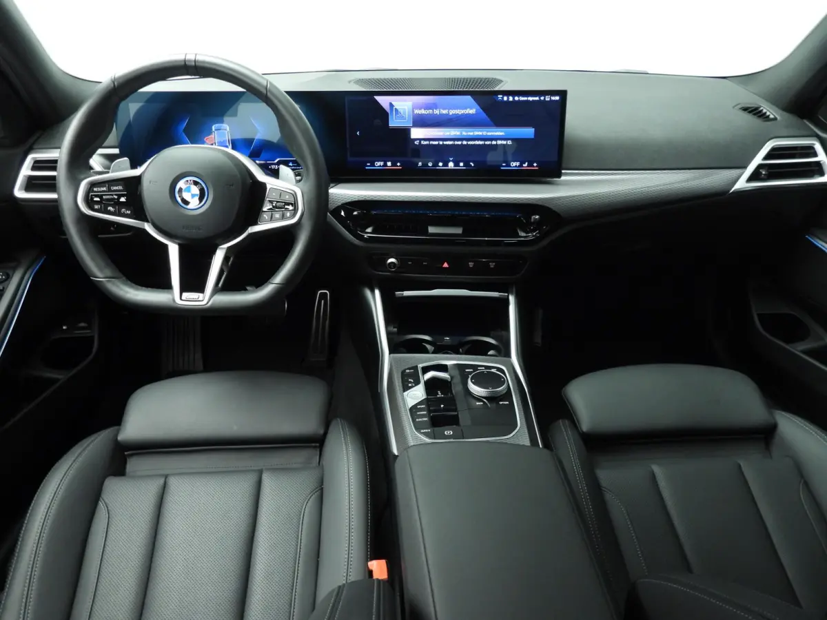 330e | M-Sportpakket | LED | Navigatie | Active cruise | Trekhaak | Sportstoelen | DAB | Hifi speakers | Alu 19 inch