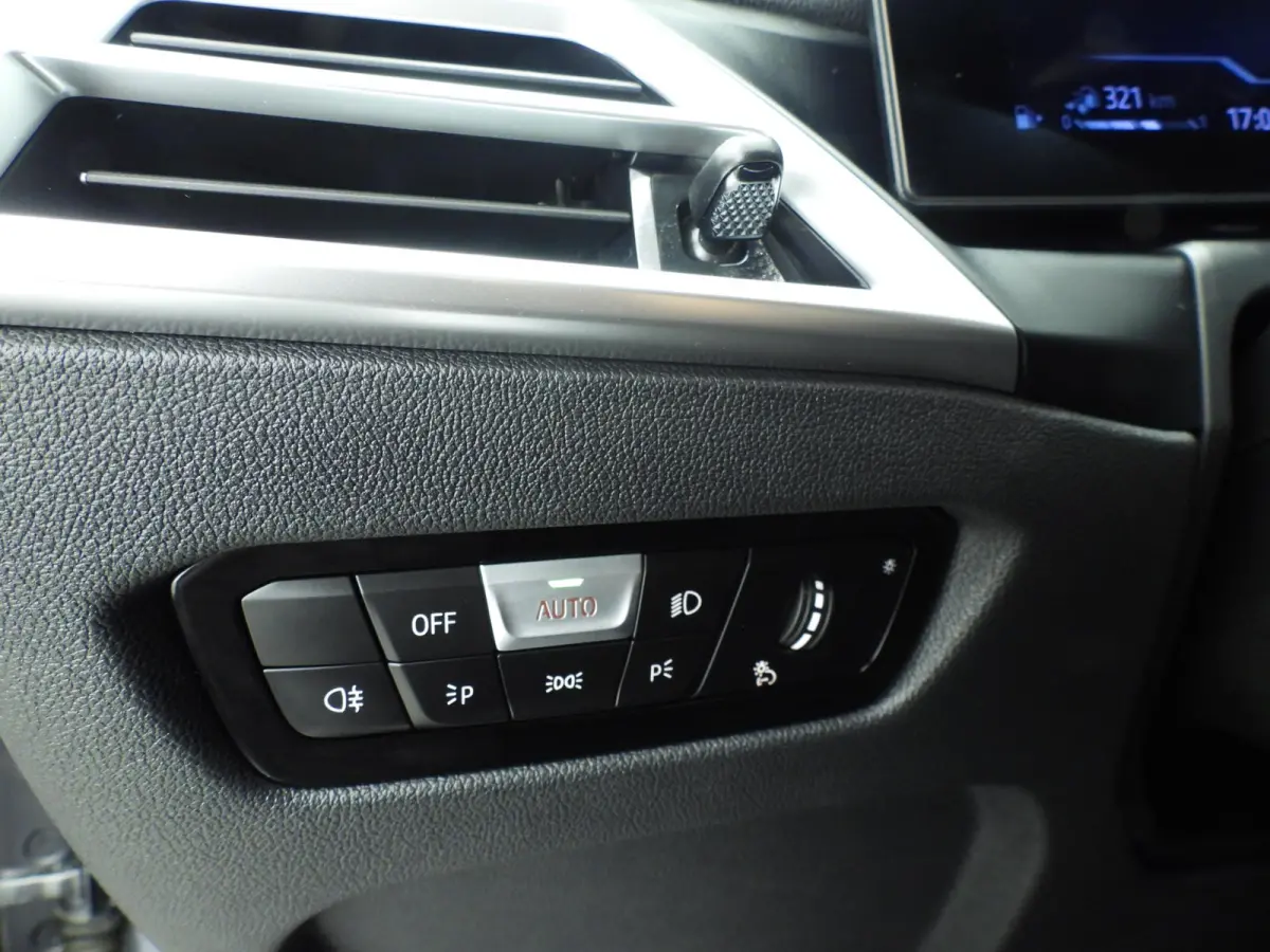 330e | M-Sportpakket | LED | Navigatie | Active cruise | Trekhaak | Sportstoelen | DAB | Hifi speakers | Alu 19 inch