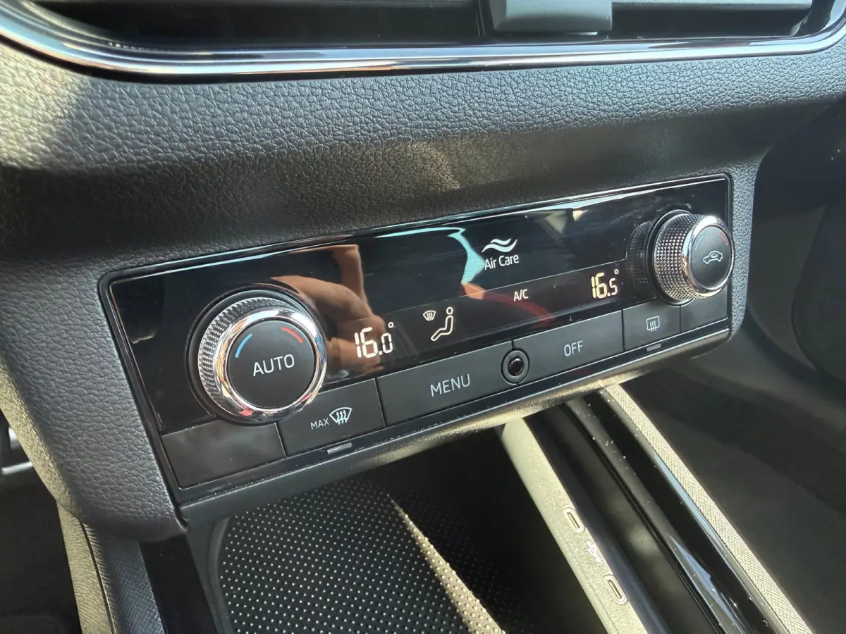 1.0 TSI Monte Carlo * Panoramadak * Parkeercamera * Navigatiesysteem * Keyless entry*