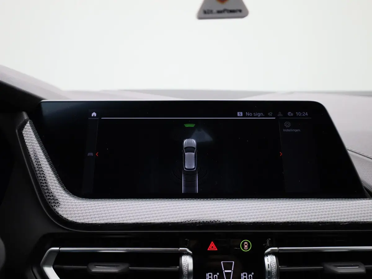 118i Introduction Edition | Aut. | LED | Navi | BMW Live Dashboard | Cruise Control |