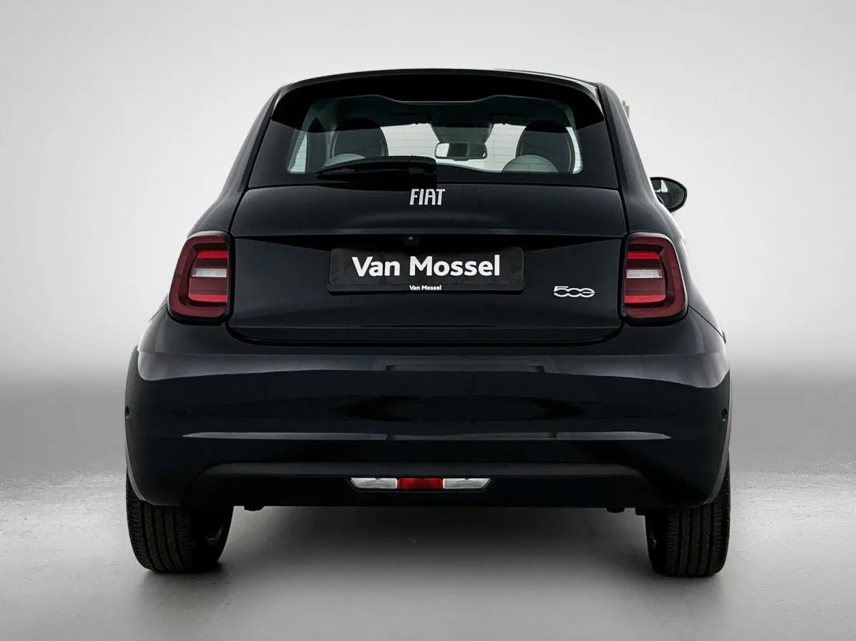 500e 42 kWh La Prima by Bocelli | SOH 96% | APPLE CARPLAY | ANDROID AUTO | STOELVERWARMING | ACHTERUITRIJCAMERA | PARKEERSENSOREN | DODEHOEKSENSOREN | NAVIGATIE | RIJSTROOKHULP | KEYLESS | D