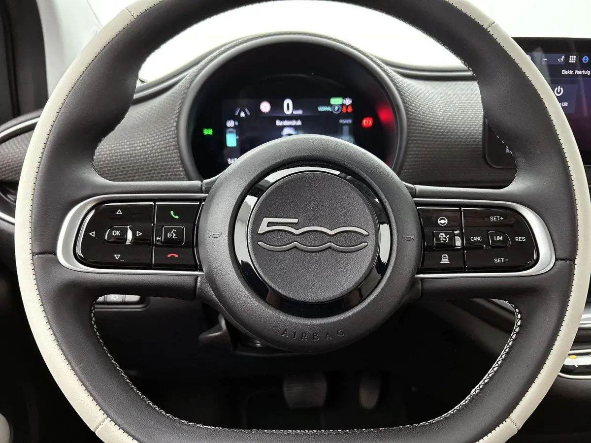 500e 42 kWh La Prima by Bocelli | SOH 96% | APPLE CARPLAY | ANDROID AUTO | STOELVERWARMING | ACHTERUITRIJCAMERA | PARKEERSENSOREN | DODEHOEKSENSOREN | NAVIGATIE | RIJSTROOKHULP | KEYLESS | D