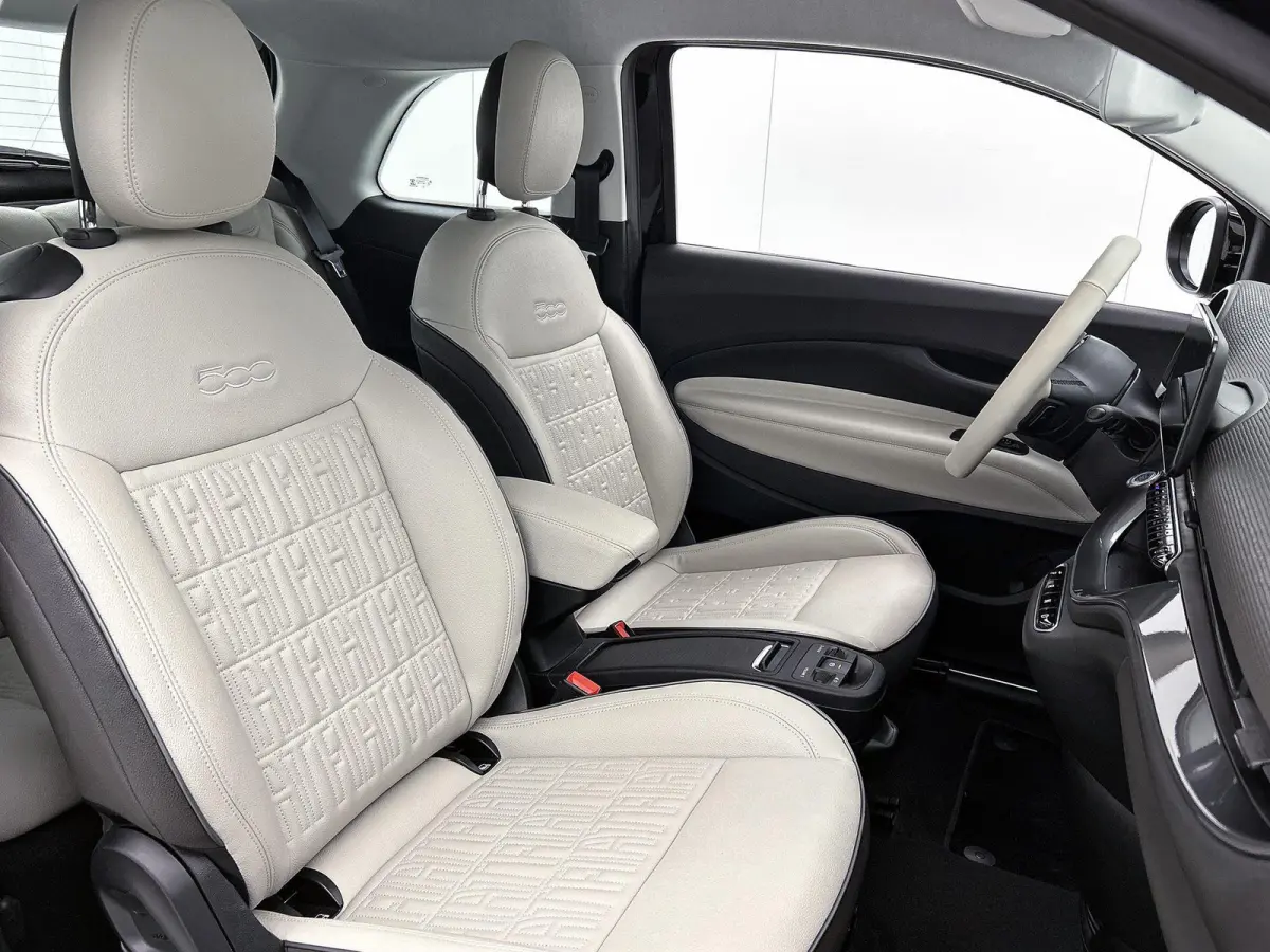 500e 42 kWh La Prima by Bocelli | SOH 96% | APPLE CARPLAY | ANDROID AUTO | STOELVERWARMING | ACHTERUITRIJCAMERA | PARKEERSENSOREN | DODEHOEKSENSOREN | NAVIGATIE | RIJSTROOKHULP | KEYLESS | D