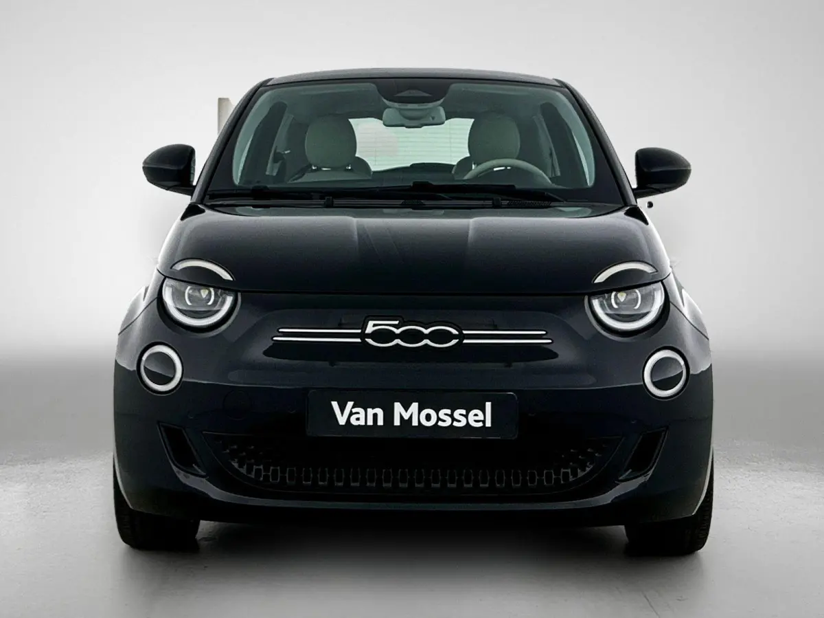 500e 42 kWh La Prima by Bocelli | SOH 96% | APPLE CARPLAY | ANDROID AUTO | STOELVERWARMING | ACHTERUITRIJCAMERA | PARKEERSENSOREN | DODEHOEKSENSOREN | NAVIGATIE | RIJSTROOKHULP | KEYLESS | D