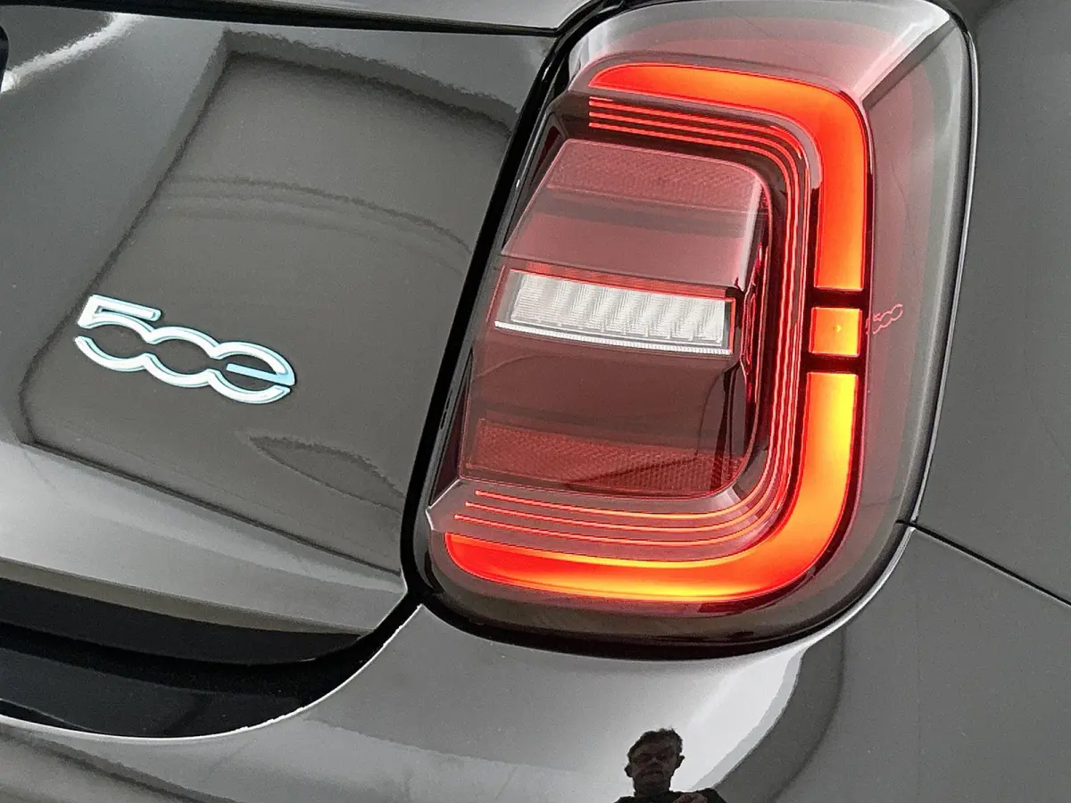 500e 42 kWh La Prima by Bocelli | SOH 96% | APPLE CARPLAY | ANDROID AUTO | STOELVERWARMING | ACHTERUITRIJCAMERA | PARKEERSENSOREN | DODEHOEKSENSOREN | NAVIGATIE | RIJSTROOKHULP | KEYLESS | D