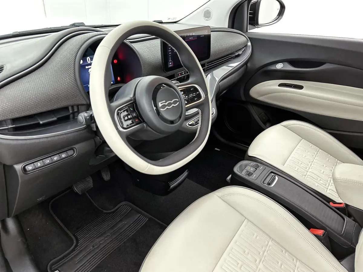 500e 42 kWh La Prima by Bocelli | SOH 96% | APPLE CARPLAY | ANDROID AUTO | STOELVERWARMING | ACHTERUITRIJCAMERA | PARKEERSENSOREN | DODEHOEKSENSOREN | NAVIGATIE | RIJSTROOKHULP | KEYLESS | D