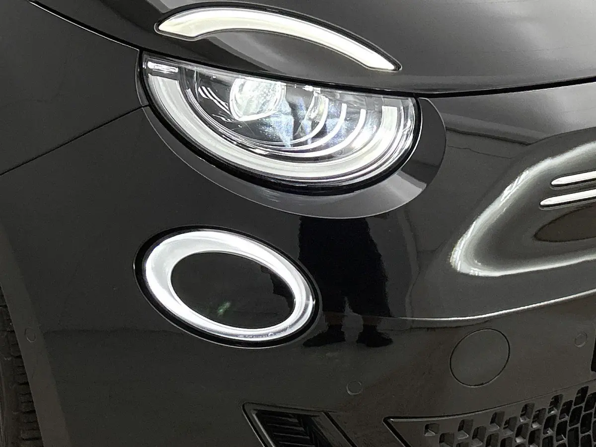 500e 42 kWh La Prima by Bocelli | SOH 96% | APPLE CARPLAY | ANDROID AUTO | STOELVERWARMING | ACHTERUITRIJCAMERA | PARKEERSENSOREN | DODEHOEKSENSOREN | NAVIGATIE | RIJSTROOKHULP | KEYLESS | D