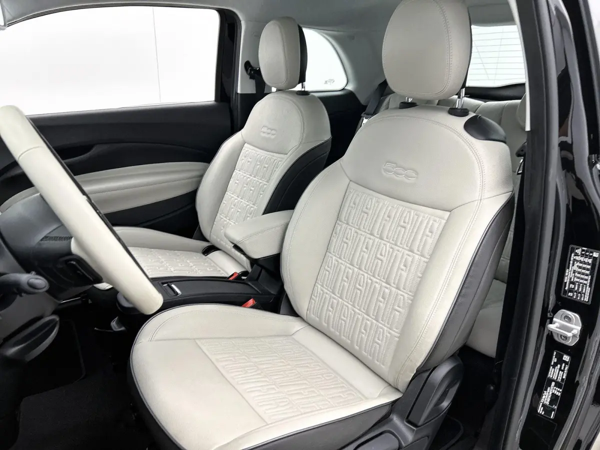 500e 42 kWh La Prima by Bocelli | SOH 96% | APPLE CARPLAY | ANDROID AUTO | STOELVERWARMING | ACHTERUITRIJCAMERA | PARKEERSENSOREN | DODEHOEKSENSOREN | NAVIGATIE | RIJSTROOKHULP | KEYLESS | D