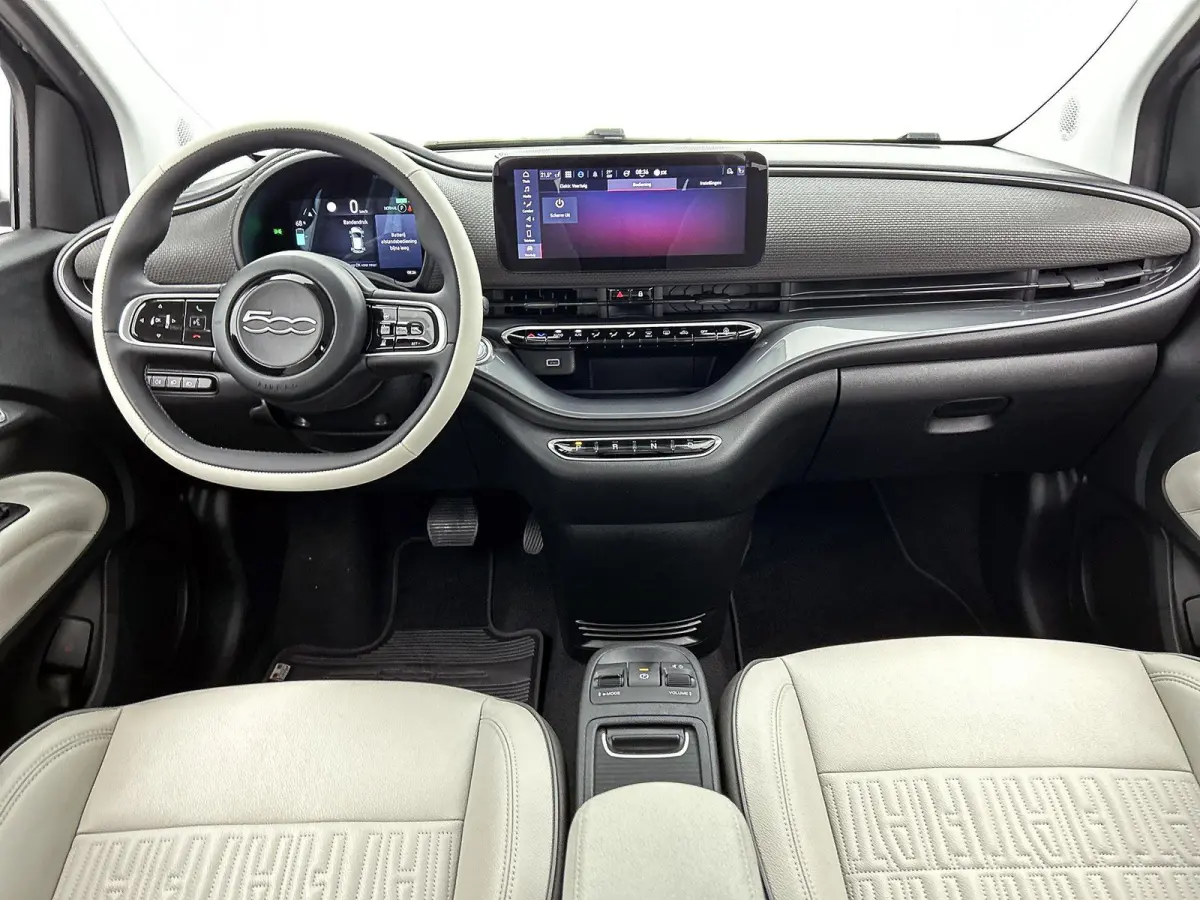 500e 42 kWh La Prima by Bocelli | SOH 96% | APPLE CARPLAY | ANDROID AUTO | STOELVERWARMING | ACHTERUITRIJCAMERA | PARKEERSENSOREN | DODEHOEKSENSOREN | NAVIGATIE | RIJSTROOKHULP | KEYLESS | D