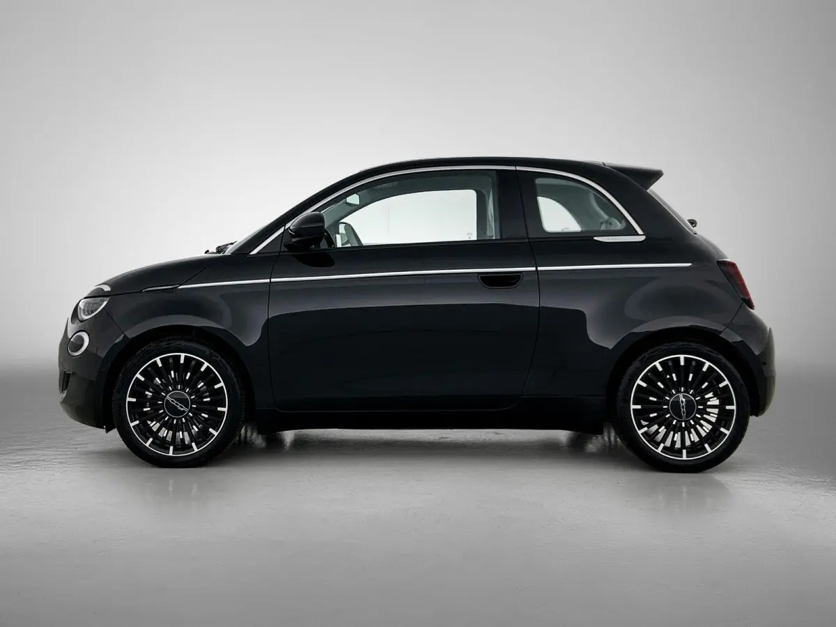 500e 42 kWh La Prima by Bocelli | SOH 96% | APPLE CARPLAY | ANDROID AUTO | STOELVERWARMING | ACHTERUITRIJCAMERA | PARKEERSENSOREN | DODEHOEKSENSOREN | NAVIGATIE | RIJSTROOKHULP | KEYLESS | D