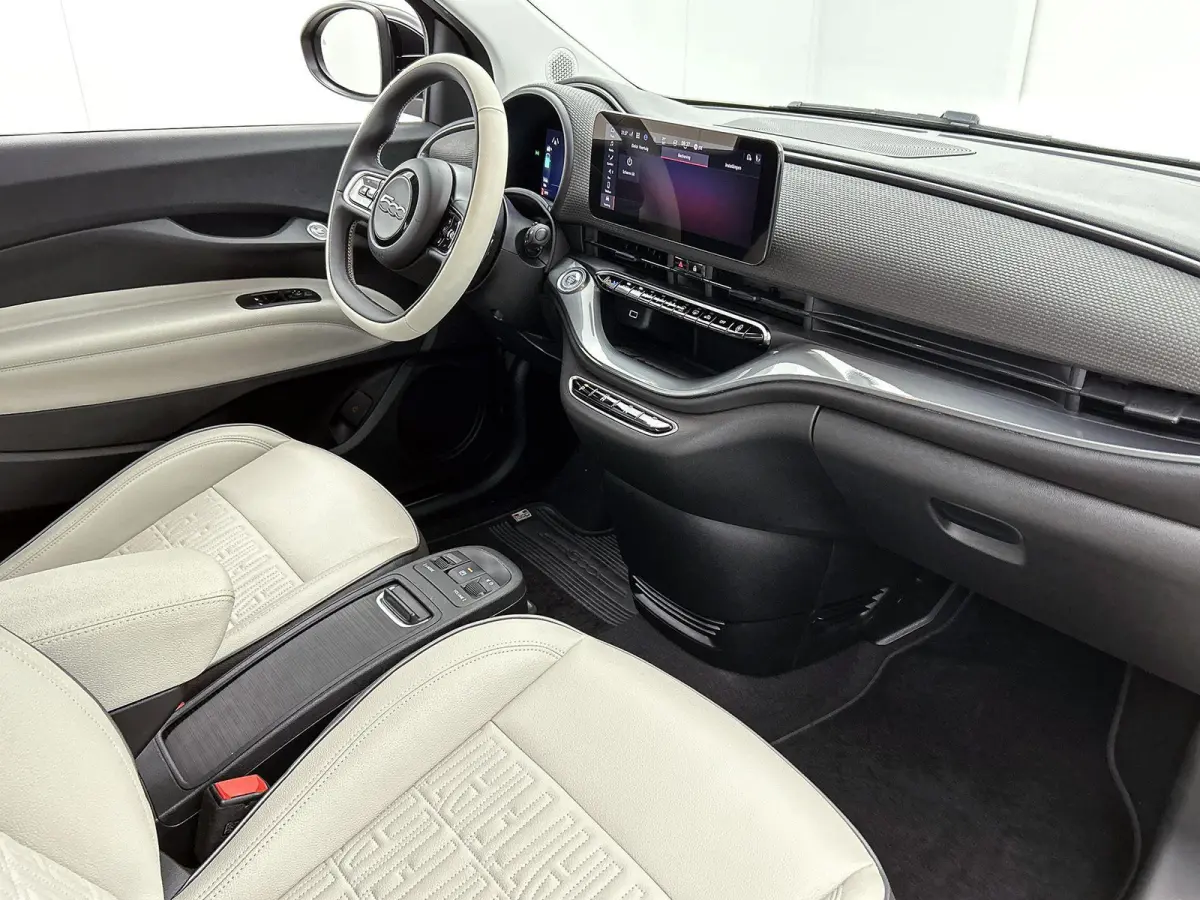 500e 42 kWh La Prima by Bocelli | SOH 96% | APPLE CARPLAY | ANDROID AUTO | STOELVERWARMING | ACHTERUITRIJCAMERA | PARKEERSENSOREN | DODEHOEKSENSOREN | NAVIGATIE | RIJSTROOKHULP | KEYLESS | D