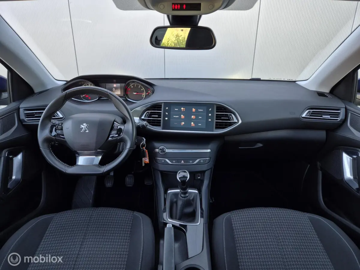 1.2 PURETECH EXECUTIVE/PANO/LED/TREKHAAK/CARPLAY/CRUISE/LANE ASSIST