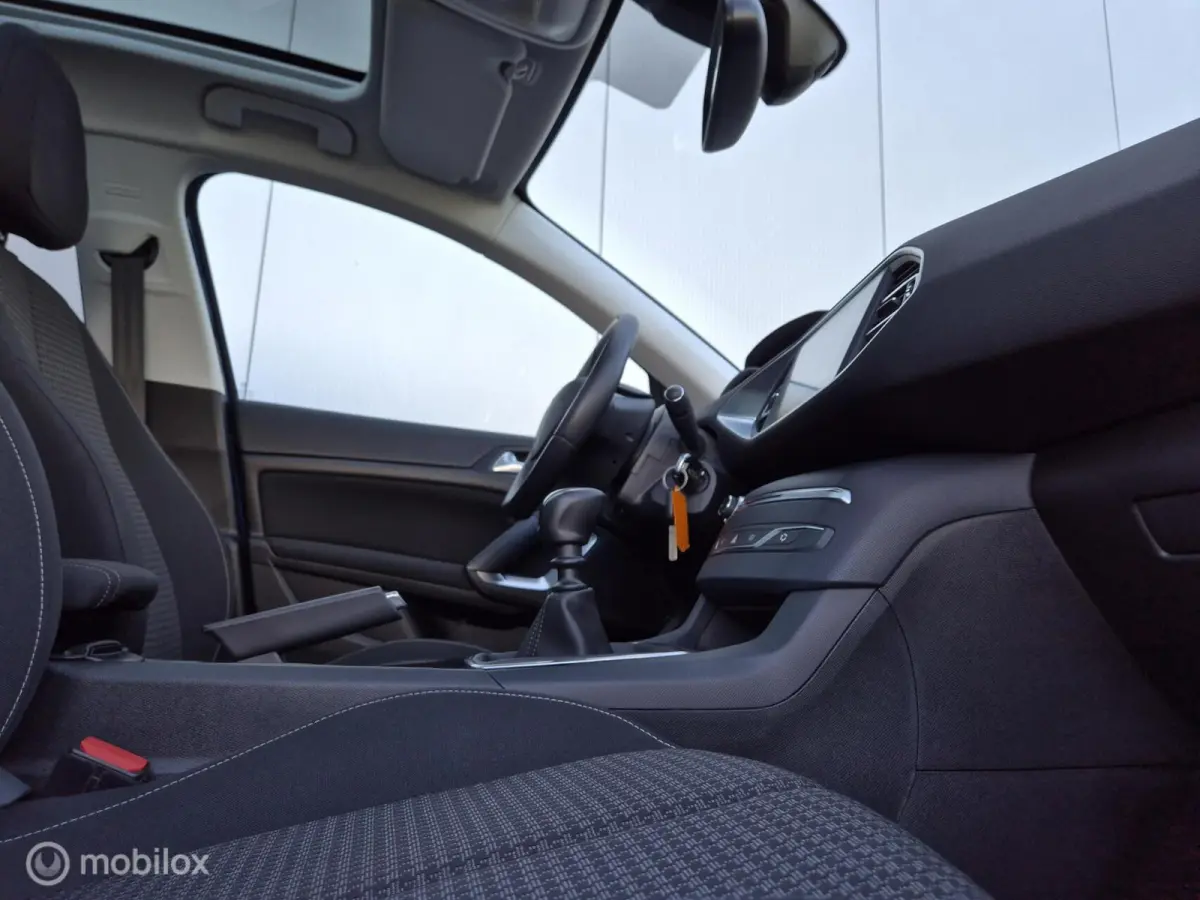 1.2 PURETECH EXECUTIVE/PANO/LED/TREKHAAK/CARPLAY/CRUISE/LANE ASSIST