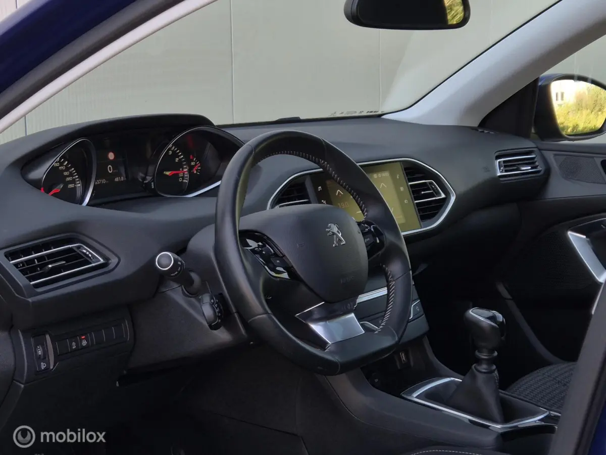 1.2 PURETECH EXECUTIVE/PANO/LED/TREKHAAK/CARPLAY/CRUISE/LANE ASSIST
