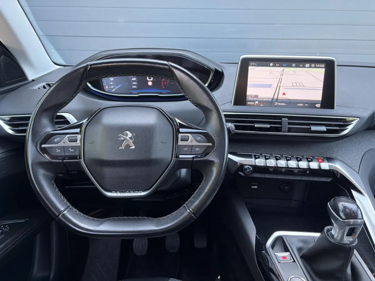 1.2 PureTech Allure Distributieriem vv in 2025 l Pano l 360° Camera l Carplay l Dealer Onderhouden l Navi l Halfleder l Pdc l Keyless l 131pk l 6 Bak l Apk tot 12-2026