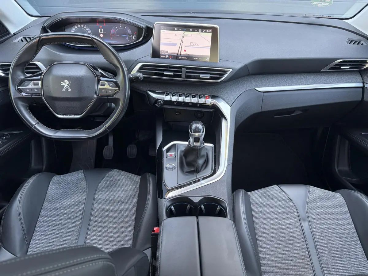 1.2 PureTech Allure Distributieriem vv in 2025 l Pano l 360° Camera l Carplay l Dealer Onderhouden l Navi l Halfleder l Pdc l Keyless l 131pk l 6 Bak l Apk tot 12-2026