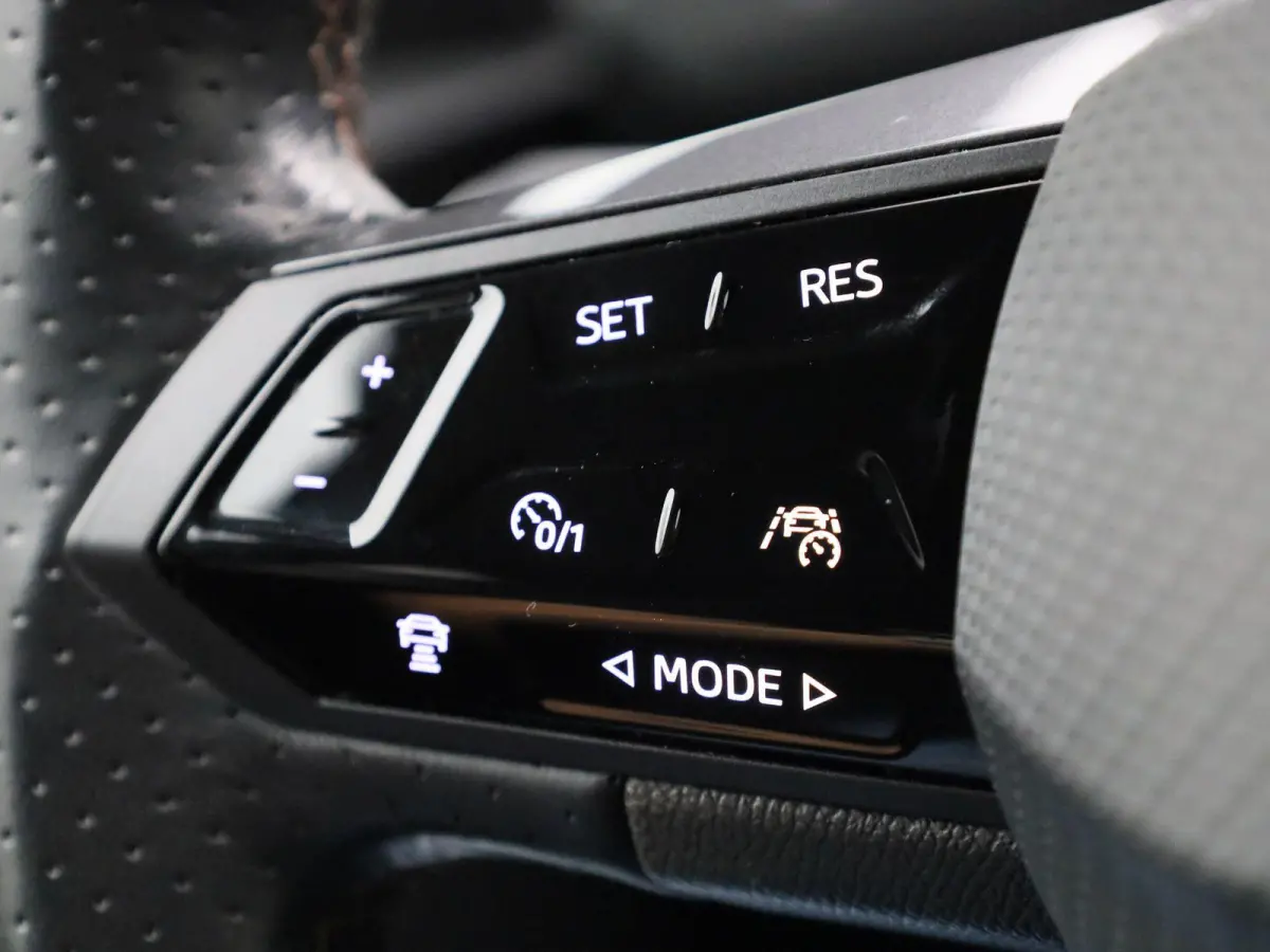 Business 62 kWh AUTOMAAT | CAMERA | ADAPTIEVE CRUISE | STOEL & STUURVERWARMING | NAVIGATIE | APPLE CARPLAY | CLIMA | 12 MAANDEN BOVAG GARANTIE |