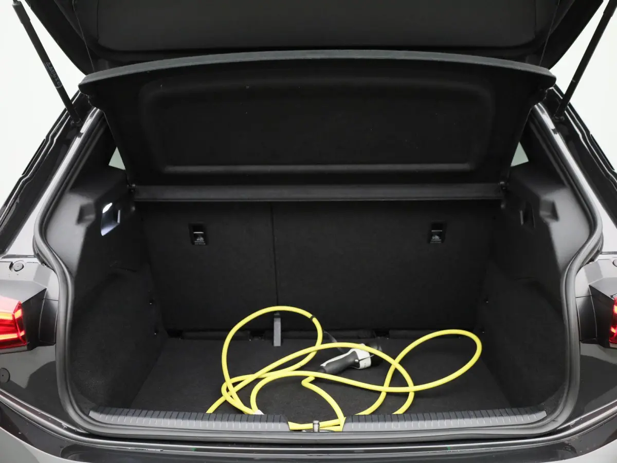 Business 62 kWh AUTOMAAT | CAMERA | ADAPTIEVE CRUISE | STOEL & STUURVERWARMING | NAVIGATIE | APPLE CARPLAY | CLIMA | 12 MAANDEN BOVAG GARANTIE |