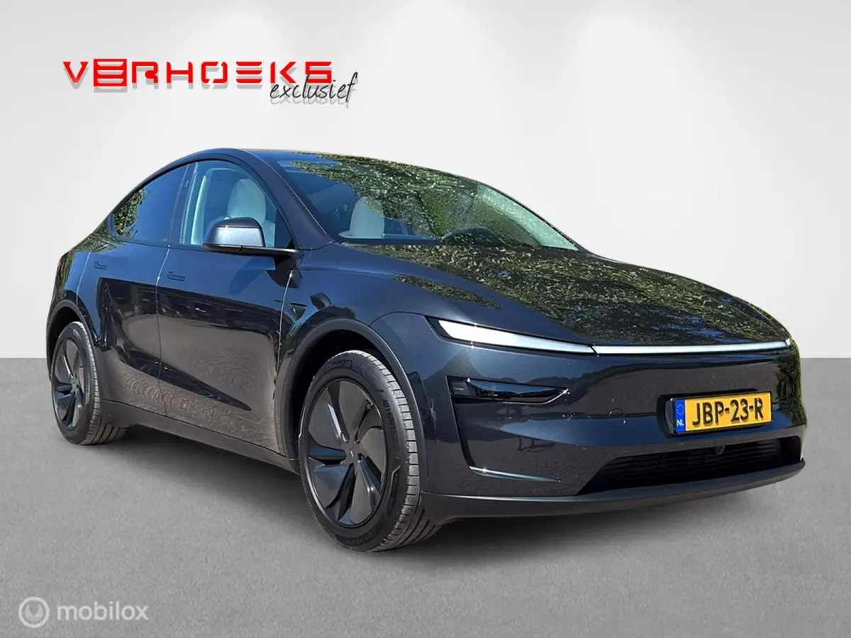 Premium RWD I Stealth Grey I 8000km!! I BTW!!
